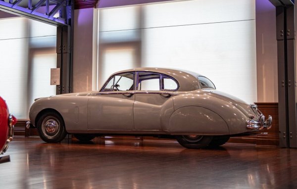 Историята на Jaguar започва скромно с производството на кошове за мотоциклети през 20-те години. Истинският възход на компанията започва след 1945, под ръководството на сър Уилям Лайънс, когато тя приема името Jaguar Cars Limited. XK 120, появил се през 1948, е най-бързият сериен автомобил на планетата по онова време. А през 1951 се появява и Mk VII - луксозен и просторен, но наполовина по-евтин от Rolls Royce и Bentley. Освен това, въпреки размерите си, е доста добра състезателна кола, а с наследника му Стърлинг Мос и Майк Хоторн печелят Рали Монте Карло през 1956.
